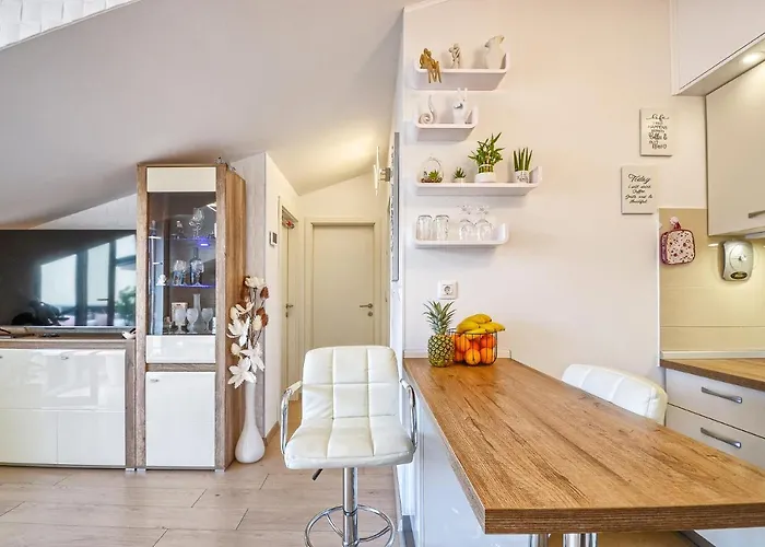 Apartman Bela ***** *